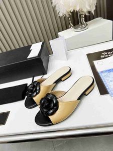 Designer lyxiga sandaler balett lägenheter kvinnor enkelsko mulor tofflor sandal äkta läder lammskinn fritidsskor flip flops storlek 35-43 camellia