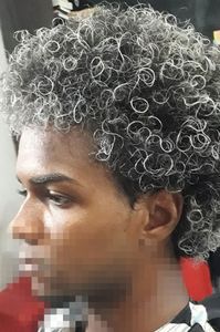 塩と胡pepperの髪のトッパーポニーテールパフパンupdoショートシルバーグレーアフロキンキーカーリーグレーヘアピースの男性女性ツープ拡張