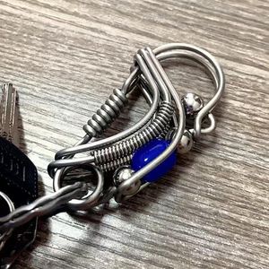Dekorativa figurer rostfritt stål Handikraft nyckelring hängande hängspänne blå matt pärla trinka bil nyckelring kreativa män gåva mini