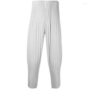 Designer Mens Pants Luxury Isseymiyake Pleated Fabric Pants Fashion Retro Baggy Pant Breachable Sweatpants Casual Track Pant Show Off Body Shape Trouses 253