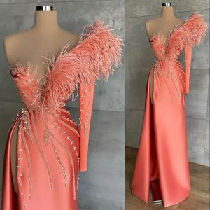 2023 Sexy Prom Dresses Feather Crystal Beads One Shoulder Long Sleeve Side Split Satin Floor Length Mermaid Evening Party Gowns Special Occasion Wears