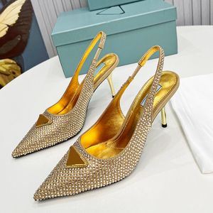 صندل نسائي 22SS Strass Stiletto Heel Heafments 8.5cm مضخات وربطات زبدية على حذاء فستان كلاسيكي أنيقة ذهبية الأنيقة المدببة