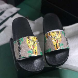 Dam Sandaler Designer Skor Slides Gummi Herr Tofflor Märke Flip Flops Sandaler Mode Beach Flip Flops Platta Halkfri botten Designertofflor EU35-46 With Box NO010