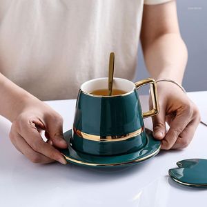 Xícaras de copos pires europeias luxuosas de capa de café com pêlo de café com uma colher de prato de prato caixa de traje canecas leite chá de água verde drinques 450ml