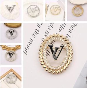 Mixed Send Luxury Women Men Designer Brand Letter Brooches 18K Gold Plated Inlay Crystal Rhinestone Jewelry Brooch Charm Pearl Pin Party Gift Accessorie