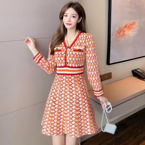Sukienki zwyczajne przyciski dzianiny bodycon mini vestido curto koreańskie jesień seksowna impreza elegancka moda feminina ropa mujer 2023 szaty