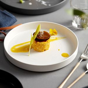 Tallrikar avancerad senseplatta maträtt hem restaurang ljus lyx kreativ västerländsk middag platt vit fransk dessert bord