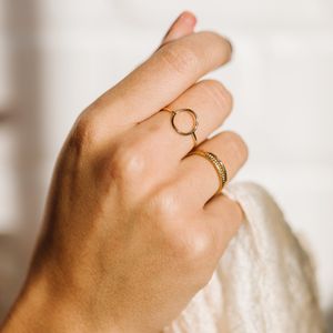 2023 Mulheres anéis simples jóias de moda Hollow Out personalizado de ouro geométrico Prata de aço inoxidável anéis de casal de aço dos namorados Presente