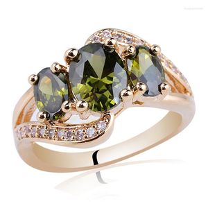 Bröllopsringar Kvinnors guldfärgring med oval 3-sten CZ Crystal Fashion Jewelry Cocktail Finger Wear Daily Gift R094