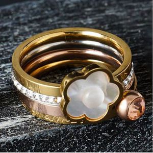 Set di anelli in acciaio inossidabile Anello da dito con fiore bianco naturale in conchiglia 4 in 1 Anelli nuziali da sposa in cristallo CZ per le donne