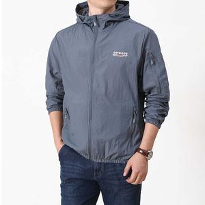 Giacche da esterno Felpe con cappuccio Giacca estiva da uomo Outdoor Marchio di alta qualità Tute protettive dal sole ad asciugatura rapida Uomo Cappotto ultraleggero da pesca con cappuccio Taglia grande 6XL 0104