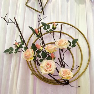 Fiori decorativi 3 pezzi di fiori di rosa artificiali, viti appese a parete, soffitto in rattan, layout della vetrina del centro commerciale domestico