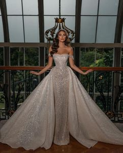 Squisito abito da ballo Abiti da sposa Appliques senza maniche Bateau con spalle scoperte Paillettes Increspature Pizzo Lunghezza del pavimento Staccabile Boho Train Abiti formali Abiti da sposa