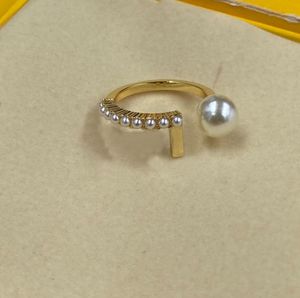 Moda Tasarımcı Gold Pearl Band Ring Ünlü Yüzükler Bague Kadın Mücevher Nişan Partisi Evlilik Yıldönümü Hediyesi için Damga Var