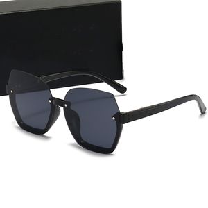 Designers solglasögon mode polariserade lyxiga solglasögon för kvinnor män bokstav strand skuggning uv skydd glas med låda mycket bra