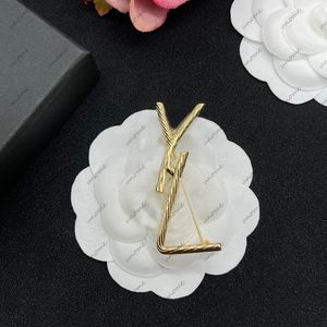 Retro Women Pins Pearl Brosches Luxurys Designers Letter Gold Brooch Pin For Dress Fashion Y Brosches For Wedding Party 052