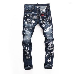 Herr jeans 2023 denim byxor mäns slim fötter avslappnad tvättad full remsa graffiti tryckt mikro elastiskt trendigt varumärke penna