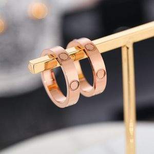 Kärleksringar för mens bröllop lyx ring smycken kvinnor mode tillbehör unisex par gåva stål legering guld silver pläterad inte allergisk designerring