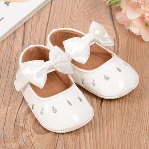 Athletic Shoes 2023 Baby Girl Princess Dress Shiny Leather Bowknot Mary Jane Flats med non-halp mjuk sula för 0-12m