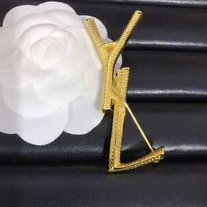 2023 Luxury Fashion Brosches Designer för kvinnor Män Simple Classic Letters Gold Brosches Suit Pin Wedding Party Gift Högkvalitativ smycken Tillbehör Parti