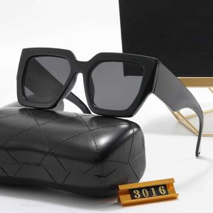 Klassisk varumärkesdesigner Square Solglasögon för män Kvinnor Vintage Shades Driving Polarised Sun Glasses Fashion Glass Big Plank Frame Solglas
