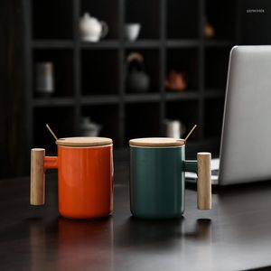 Muggar Creative Porcelain Minimalistiska kaffemjölkmuggträhandtag med lock och sked keramisk tekoppkontor dricker dricksgåva