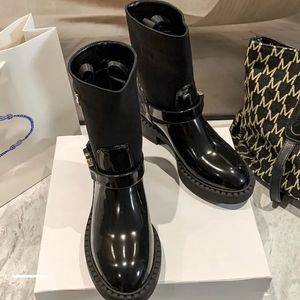 2023 New Designer Boots Autumn Winter Womens Slip-On Round Round Toe Boot Prad Buckle Luxuoso Ladies Brand Sapatos Mulheres Curta Tamanho 35-41