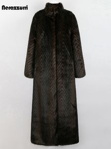 Kobiety FUR FUAX NERAZZERRI Zima długość, ciepły, ciepły luksus elegancki w paski puszysty płaszcz norki dla kobiet stojak na kołnierz maxi płaszcz 230105