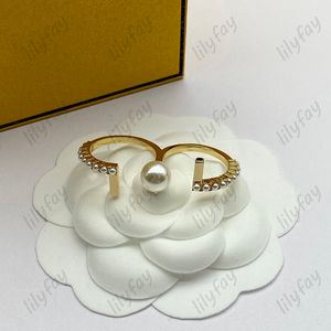 Luxury Big Pearl Loop Ring Fashion Gold Love Rings Designer Jewelry Diamond Letters Circle For Women Couple Gift Party Adjustable F With Box