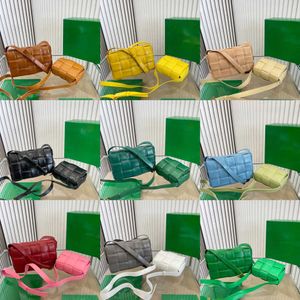 Omuz çantaları 9 renk tasarımcı çanta örgü yastık çanta bel paketi üçgen metal işaret crossbody çanta kadınlar deri lüks çanta çantası 221227