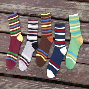 Skarpetki męskie YJSFG HOUSE 1PAIR Fashion Men Men Happy Cotton Kolorowe paski Casual Sportswear Mid Calf Stripe