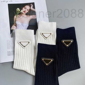 Herrensocken Designer für Männer Frauen Baumwolle atmungsaktive Socke mit Leder-Metallstück 7RS4