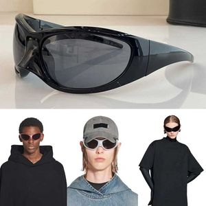 SKIN XXL CAT SUNGLASSES IN BLACK Eyewear Очки BB0252S из инжектированного нейлона на биологической основе представлены в нескольких образах коллекции Winter 22 360 Show 0252