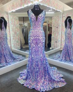 Shimmery opalizujący cekinowa sukienka na studniówkę pogrążającą się w dekolcie w stylu dekolt w stylu dekolt w stylu dekolt w stylu dekoltu
