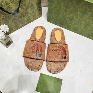 شباشب في عام 2022 G Family's New Style Letter Word Slippers Women's سميكة لينة نعال مضادة للانزلاق صنادل متعددة الاستخدامات في الموضة 0106