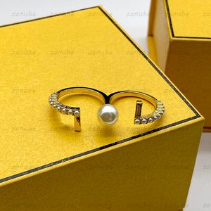 Luxury Big Pearl Loop Ring Fashion Gold Love Rings Designer Jewelry Diamond Letters Circle For Women Par Gift Justerbar f med Box New