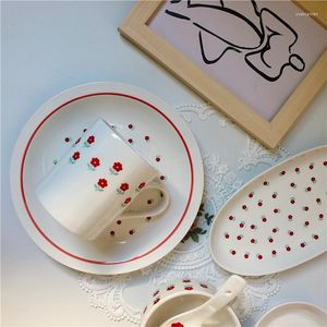 Piatti Piccolo fiore rosso Set di posate Piatto carino Ciotola Cucchiaio Tazza Piatti per tazze da caffè per la casa Set di piatti per la cena Stoviglie in ceramica