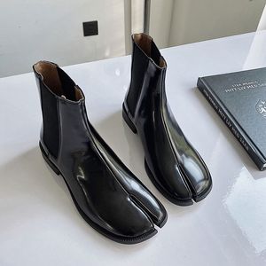 드레스 슈즈 A03 남성 캐주얼 스플릿 발가락 플랫 부츠 Microfibric Designer Man Slip On 남성 Tabi Man's Patent 230106