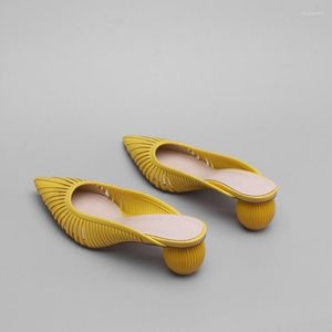 Sandały modne kobiety poślizgną się na owczej skórze skórki spiczasty palec u nóg puste letnie kapcie dziwne obcasy Med Med