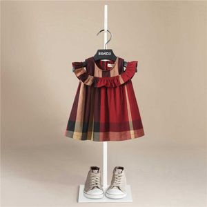 Abiti da ragazza 2022 Estate Nuovo arrivo Plaid Abbigliamento per bambini Moda Ragazza Abito Cotone Maniche di volo Principessa Bambini Abbigliamento casual 1-10 anni T230106