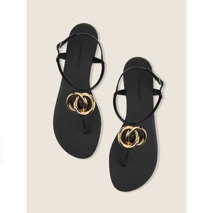 Sandaler sommarflickor damer utsmyckade thong slingback designer sko lyx 2023 svart platt t rem berömd märke metall 230106