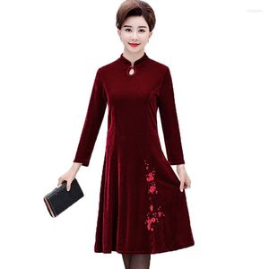 Sukienki swobodne sukienki dla kobiet jesień zima elegancja panie qi pao długie rękaw haftowane złote aksamitne cheongsam vestidos