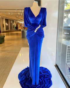 Elegant Royal Blue Vlevet Formella aftonklänningar Halva ärmar V-ringning sjöjungfru Long Prom Party-klänningar veckar pärlor afrikansk arabisk special tillfälle slitage