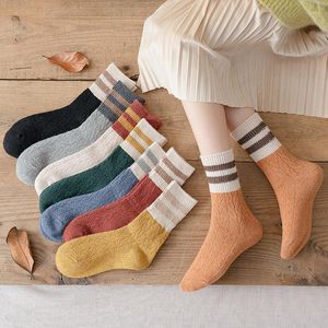 Erkek Çoraplar Sonbahar ve Kış Kadınlar Pamuk Orta Uzunlukta Kalın Sıcak Yün Çizgili Çoraplar