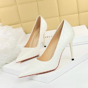 Sandaler Stiletto Super High Heel Sexig nattklubb Kvinnor Single Shoes Summer Luxury Party Pumps Butt Style Style