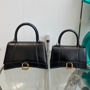 Designer Fashion Tote Bag Hourglass Ladies Half Moon Curved Messenger Bag Genuine Leather Vintage Alphabet Pendant Luxury Hand Purse