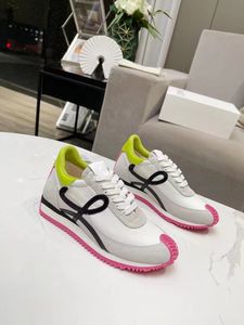 Glatte Sneakers aus Wildleder und Nylon. Luxuriöse, rutschfeste, atmungsaktive Laufschuhe aus Mesh mit Schnürung für Damen in Farbe