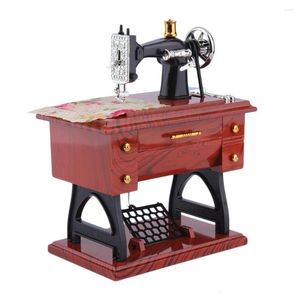 Dekoratif Figürinler 1pc Mini Vintage Kilitleme Dikiş Makinesi Kutusu Çocuk Oyuncak Treadle Sartorius Toys Retro Doğum Günü Hediyesi Ev Dekor