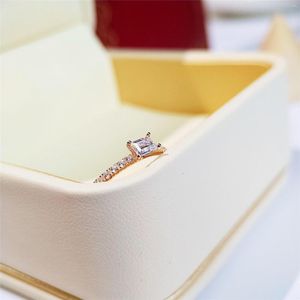 Pierścienie klastra 18k Rose Gold Emerald Square Sugar Diamond Ring Prosty europejski i amerykański moda S925 Srebrna wskazówka damska