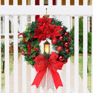 Kwiaty dekoracyjne wieniec świąteczny z latarnią LED i czerwone kulki wiszące w zawieszaniu w domu na zimowe wakacje domowe wystrój sklepu